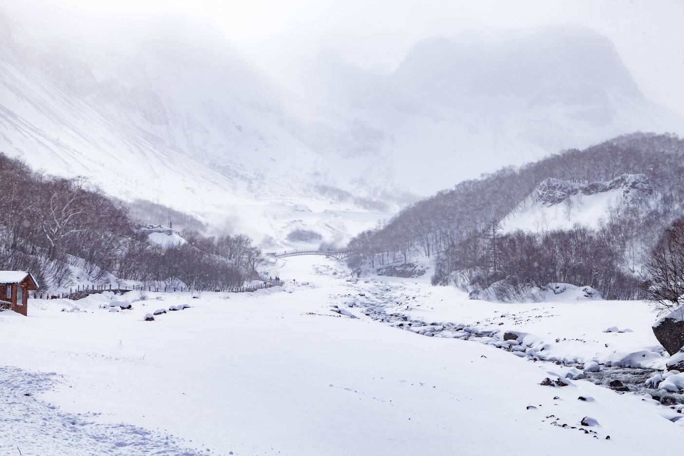 冰天雪地的长白山区