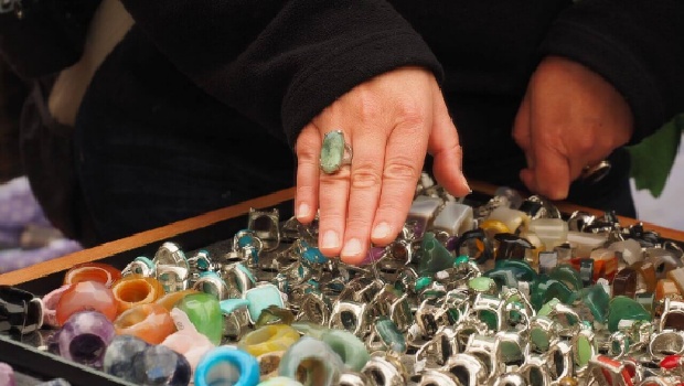 Buyers selecting jewelries in Guangzhou Panyu Jewelry Industry Cluster