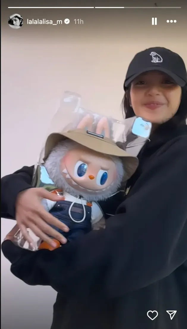 Lisa在Instagram晒出和Labubu的合影