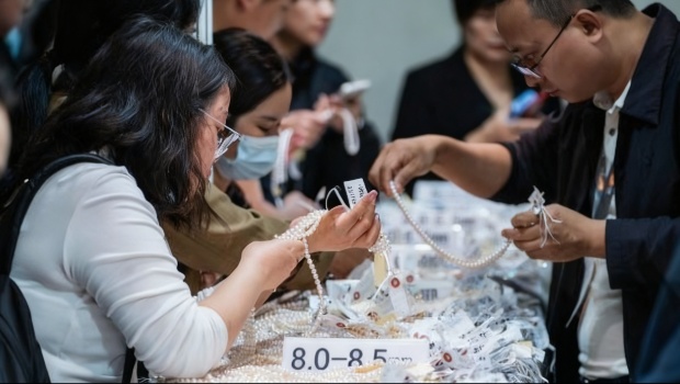 Just like buyers in the picture, EJET conducted market research and carefully selected a list of the top 20 jewelry manufacturers