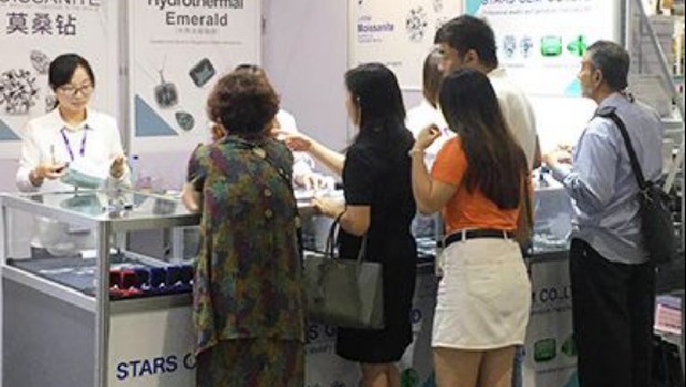 Many customers come to Guangxi Wuzhou Starsgem at the exhibition