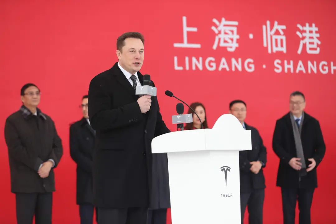 马斯克在特斯拉上海超级工厂